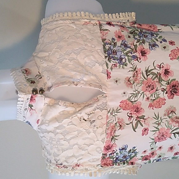 Pretty Floral Print Mock Neck Sleeveless Top with Lace. - Picture 7 of 13